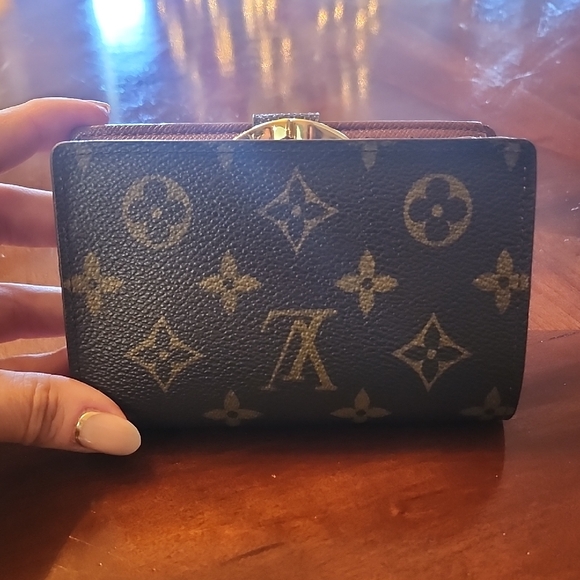 Louis Vuitton Handbags - Louis Vuitton Kisslock Wallet
